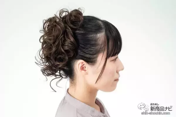「【浴衣ヘア】プリシラのシュシュウィッグVS-39「ルーズスウィートカール」は手軽におしゃれなアップスタイルが楽しめる」の画像
