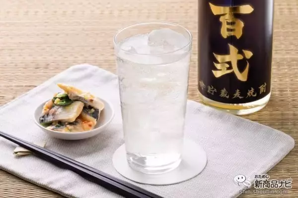 「金色に輝く美しいパッケージ！ スモーキーな香りとまろやかな舌触りの『樽貯蔵麦焼酎 百式』」の画像