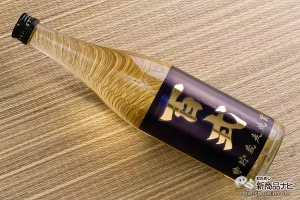 「金色に輝く美しいパッケージ！ スモーキーな香りとまろやかな舌触りの『樽貯蔵麦焼酎 百式』」の画像