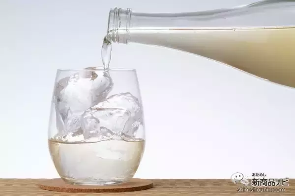 「金色に輝く美しいパッケージ！ スモーキーな香りとまろやかな舌触りの『樽貯蔵麦焼酎 百式』」の画像