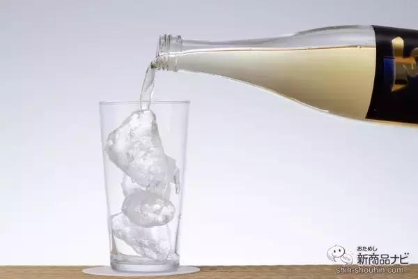 「金色に輝く美しいパッケージ！ スモーキーな香りとまろやかな舌触りの『樽貯蔵麦焼酎 百式』」の画像