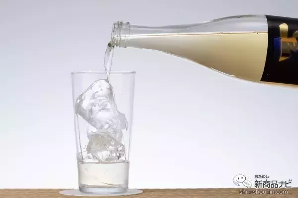 「金色に輝く美しいパッケージ！ スモーキーな香りとまろやかな舌触りの『樽貯蔵麦焼酎 百式』」の画像