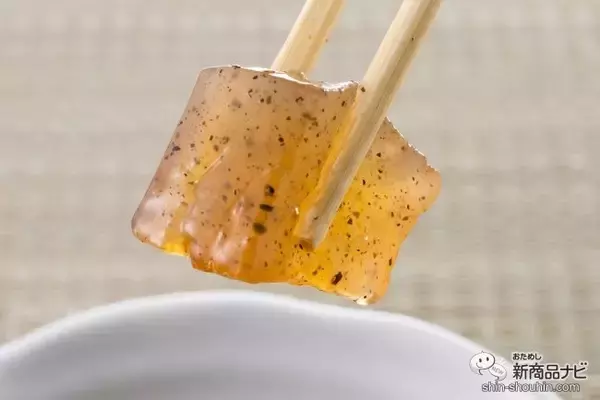 「まろやかな酸味とほどよい甘さが大人の味わい♪ 徳島県特産の阿波晩茶を練りこんだ『阿波晩茶わらび餅』で至福のひととき」の画像