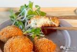「ぎっしり詰まった濃厚クリーム！ 生ハム・ほうれん草の相性がバツグン！手軽に食べられる冷凍おかずを実食！」の画像1