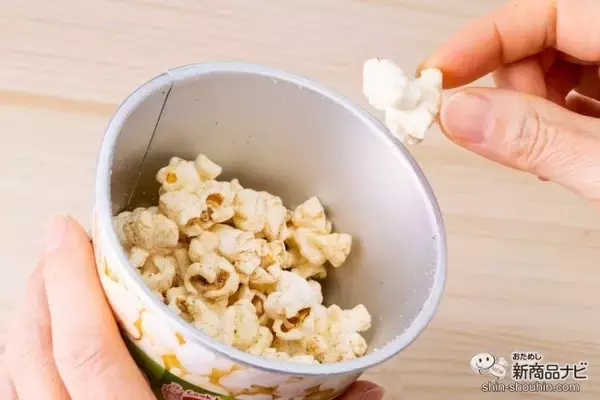 「カップ麺とコラボしたポップコーン！ 『スーパーカップ濃コクとんこつ風　ポップコーン/スーパーカップ豚キムチ風　ポップコーン』を食べてみた」の画像