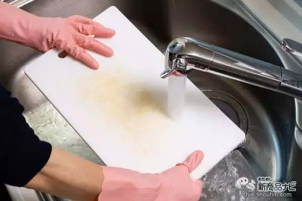 「食中毒が増えるこれからの季節に。水100％の『超電水クリーンシュ！シュ！』で気になるキッチン周りを洗浄＆除菌（※1）しよう！」の画像