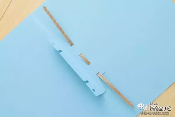 「ファイルもとめ具も全部紙！ 環境にやさしい2穴ファイル『ペーパールーパー』の使いやすさを確かめてみた」の画像