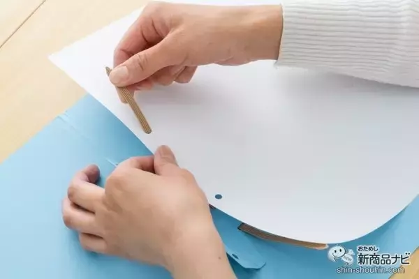 「ファイルもとめ具も全部紙！ 環境にやさしい2穴ファイル『ペーパールーパー』の使いやすさを確かめてみた」の画像