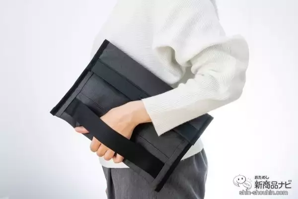 「スリムで持ち運びしやすい！使うとクセになるマグネットバックル採用の『ハクバ プラスシェル マグフラップ PC／タブレットスリーブ』」の画像