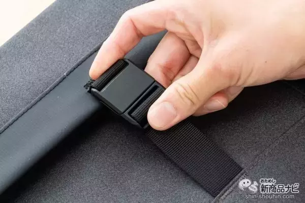 「スリムで持ち運びしやすい！使うとクセになるマグネットバックル採用の『ハクバ プラスシェル マグフラップ PC／タブレットスリーブ』」の画像