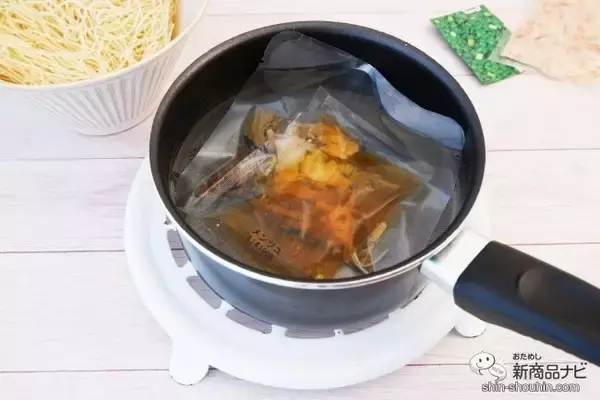 「素材際立つだしのうま味『だし薫る にゅうめん』はお湯を注ぐだけで贅沢な味わいに」の画像