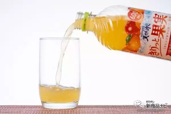 「ヘルシーに水分補給！ たっぷり果実でビタミンも摂れる『サントリー天然水 きりっと果実 オレンジ＆マンゴー』【熱中対策】」の画像
