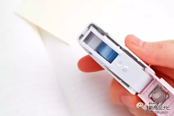 「【新テープのり】カチャッと押して貼るテープのり『ノリノスポット』はホチキスみたいに使える！」の画像