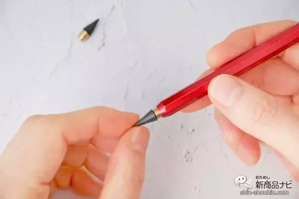 「累計販売数35万本のヒット文具。削らないで約16km使える『metacil（メタシル）』に新色と待望の替芯が登場」の画像