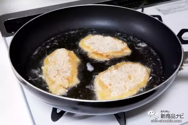 「国内産の豚骨、鶏ガラ、野菜などのうま味エキスをたっぷり配合した万能調味料『超湯（チャオタン）』でチキンカツを作ろう」の画像