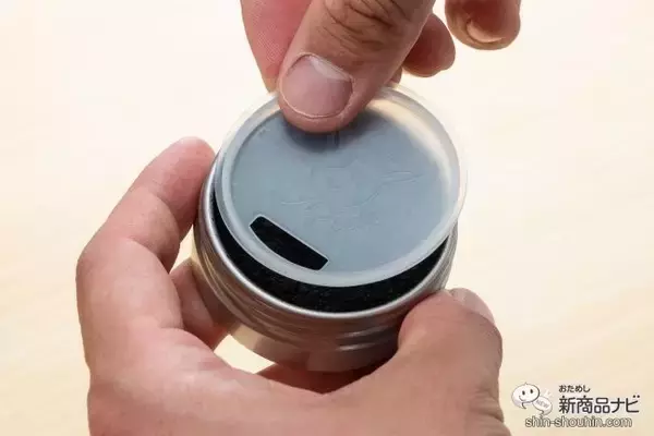 「おしゃれな缶入りパウダー歯磨き粉！ 真っ黒＆真っ白な『ミスタースモーキー・ホワイトドクトル』でオーラルケアを」の画像
