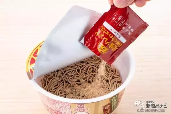 「すべてが主役！だから最強!? こだわり抜かれた『日清の最強どん兵衛 きつねうどん/かき揚げそば』を食べてみた！」の画像