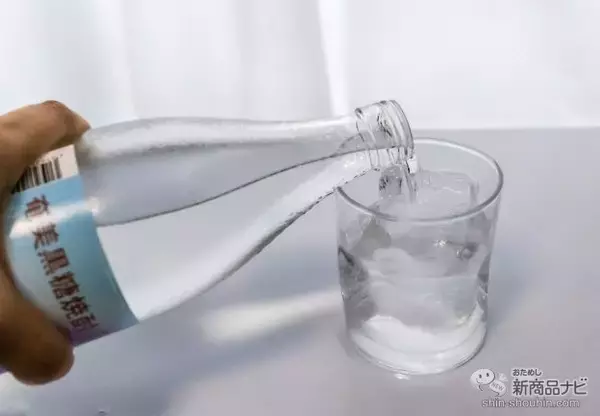 「奄美大島だけが作れる黒糖焼酎は糖質ゼロ！ 『れんと』の華やかな香りとクセのないおいしさは、氷が溶けてもまだおいしい」の画像