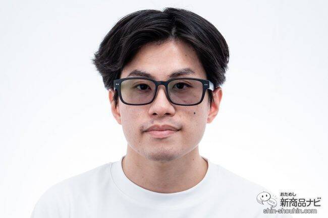 メガネがサングラスに変身!? 1つは持っておきたい『色が変わるメガネ「調光レンズ」』
