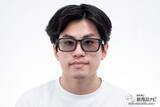 「メガネがサングラスに変身!? 1つは持っておきたい『色が変わるメガネ「調光レンズ」』」の画像7