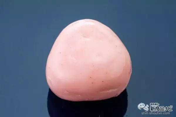 「【コンビニ限定】定番キャンディーが3層構造に！  『サクマ いちごみるくストロベリーチョコがけ』が贅沢過ぎ」の画像