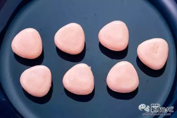 「【コンビニ限定】定番キャンディーが3層構造に！  『サクマ いちごみるくストロベリーチョコがけ』が贅沢過ぎ」の画像