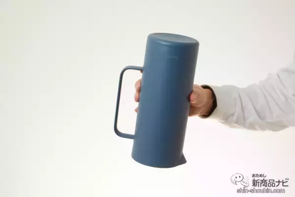 「いつでも好きなドリンクを手元に！ スタイリッシュなデザインの『リビングポット（AHW-101）』は保温と保冷に優れた卓上ポット」の画像