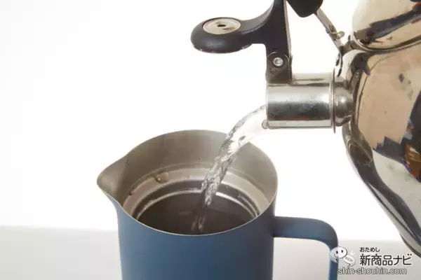 「いつでも好きなドリンクを手元に！ スタイリッシュなデザインの『リビングポット（AHW-101）』は保温と保冷に優れた卓上ポット」の画像