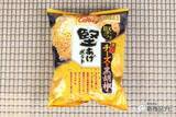 「セブン限定「堅つま」シリーズのニューフェイス『堅あげポテト 堅つま 焦がしチーズと黒胡椒味』をじっくり味わいたい理由」の画像1