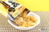 「セブン限定「堅つま」シリーズのニューフェイス『堅あげポテト 堅つま 焦がしチーズと黒胡椒味』をじっくり味わいたい理由」の画像4
