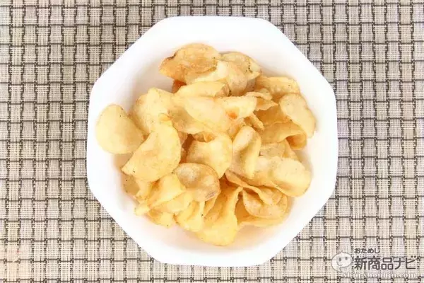 「セブン限定「堅つま」シリーズのニューフェイス『堅あげポテト 堅つま 焦がしチーズと黒胡椒味』をじっくり味わいたい理由」の画像