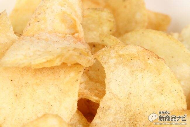 セブン限定「堅つま」シリーズのニューフェイス『堅あげポテト 堅つま 焦がしチーズと黒胡椒味』をじっくり味わいたい理由