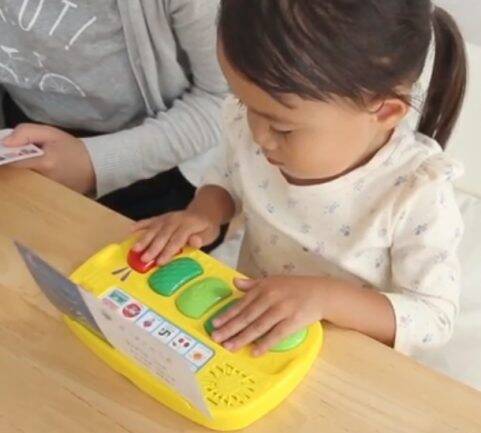 電子楽器おもちゃ『はらぺこあおむし はじめてのドレミ』『はらぺこあおむし リズムたいこ』が新登場！ママライターが子どもと使って遊んでみた！