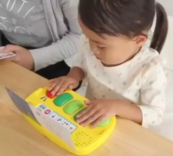 「電子楽器おもちゃ『はらぺこあおむし はじめてのドレミ』『はらぺこあおむし リズムたいこ』が新登場！ママライターが子どもと使って遊んでみた！」の画像