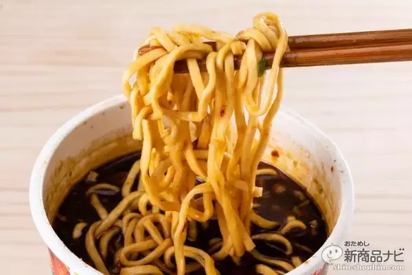 「その辛さ、罰ゲームレベル!! 『セブンプレミアム 蒙古タンメン中本 北極ブラック 黒い激辛味噌』を通常版と比較」の画像