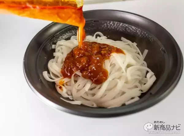 「麺は糖質ゼロ、タレは8.6gという糖質オフなタンタン味がうれしい『RIZAP　糖質0g麺汁なし担々麺風 』を食べてみたら…」の画像