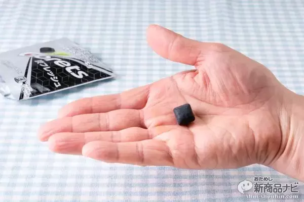 「デトックス効果でブームの活性炭パワーを活用した漆黒の口臭対策ガム『クロレッツ 炭フレッシュ』！」の画像