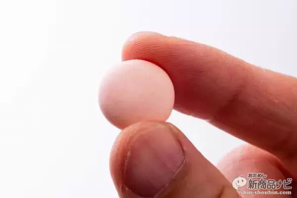 「甘酸っぱい恋のような味わいが楽しめる最新フレーバー『メントス　ピーチ』。パッケージにはあま～いメッセージ付き」の画像