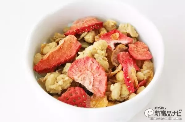 「大幅リニューアルで“いちご感”の存在感がグッとアップ。 グラノラファンに人気の『ケロッグ フルーツグラノラ 朝摘みいちご』を食べてみた！」の画像