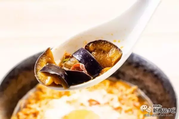 「でか具材の麻婆茄子アレンジでどうなった!? シビ辛『チキンラーメン 具付き2食パック アクマのアサバァ』」の画像