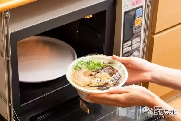 「【レンチン麵】新スープでレンジでも麺かために！ セブン-イレブン限定『一風堂監修 博多とんこつラーメン』の味は？」の画像