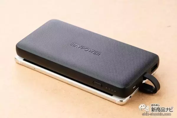 「約3cmの極短ケーブル内臓！ スマートフォンサイズの『RAVPower USB Type-C ケーブル内蔵モバイルバッテリー』を使ってみた」の画像
