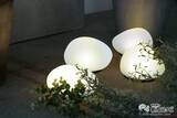「暗くなると自動で点灯！ 空間に優しく溶け込むおしゃれ照明器具『LED ソーラーストーン』の魅力に迫ってみた」の画像1
