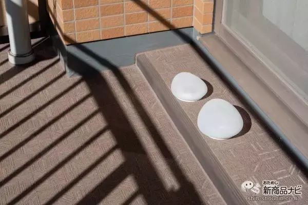 「暗くなると自動で点灯！ 空間に優しく溶け込むおしゃれ照明器具『LED ソーラーストーン』の魅力に迫ってみた」の画像