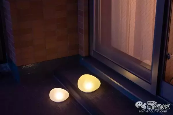 「暗くなると自動で点灯！ 空間に優しく溶け込むおしゃれ照明器具『LED ソーラーストーン』の魅力に迫ってみた」の画像