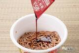 「汁がなくても旨いか、食べた！ 『日清の汁なしどん兵衛 ラー油香るラーそば』は、温でも冷でも食べられるカップ麺！」の画像10