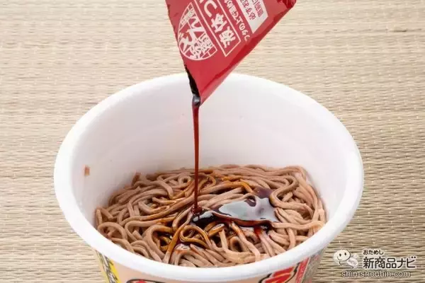 「汁がなくても旨いか、食べた！ 『日清の汁なしどん兵衛 ラー油香るラーそば』は、温でも冷でも食べられるカップ麺！」の画像