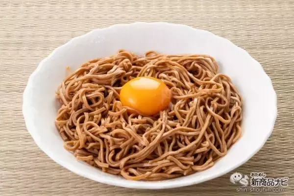 「汁がなくても旨いか、食べた！ 『日清の汁なしどん兵衛 ラー油香るラーそば』は、温でも冷でも食べられるカップ麺！」の画像