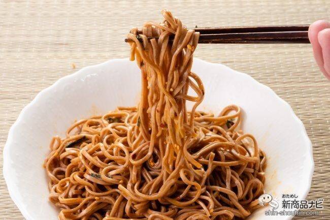 汁がなくても旨いか、食べた！ 『日清の汁なしどん兵衛 ラー油香るラーそば』は、温でも冷でも食べられるカップ麺！