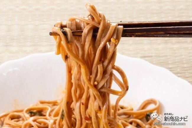 汁がなくても旨いか、食べた！ 『日清の汁なしどん兵衛 ラー油香るラーそば』は、温でも冷でも食べられるカップ麺！